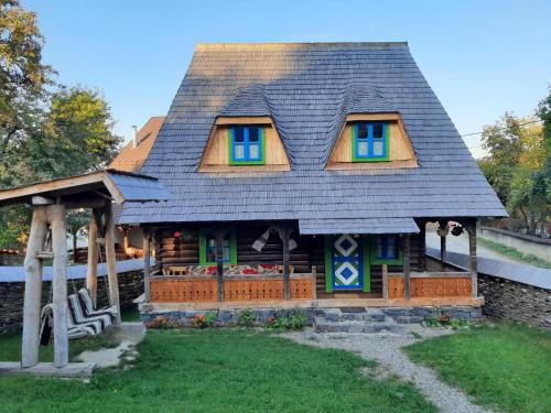 BrebCasa Moroșenilor - Breb的院子顶部有屋顶的小房子
