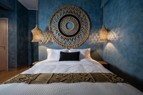 特里卡拉Macrame Luxury Suites的卧室配有一张壁挂镜子的床