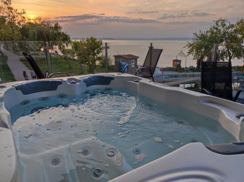 希欧福克Calypso Lakeside Rooms & Lux Apartments的海景按摩浴缸