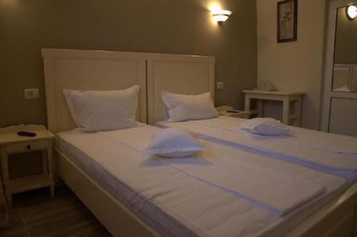 阿拉德Pensiune Xe-Mar的一间卧室配有两张带蓝色床单和枕头的床。