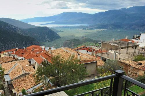 特尔斐卡斯特里酒店的享有以山脉为背景的小镇美景。