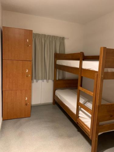 菲盖拉-达福什Meeting Hostel的一间卧室配有两张双层床和一个衣柜