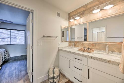 佩森Cabin 404 - Payson Getaway with Deck and Mtn Views!的一间带两个盥洗盆和大镜子的浴室