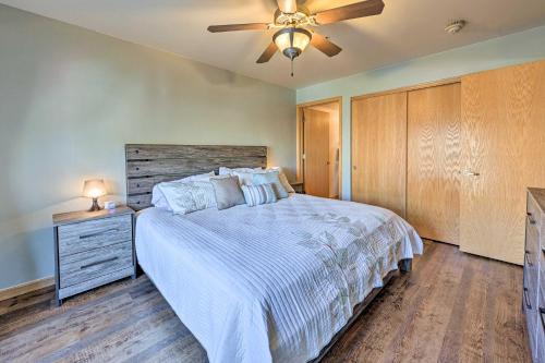 斯廷博特斯普林斯Steamboat Home with Garage, 1 Mi to Ski Resort的一间卧室配有一张床和吊扇