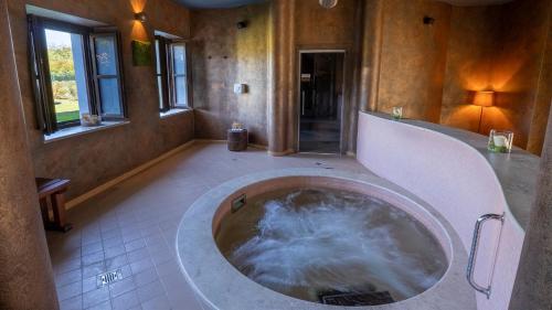 菲亚诺Relais Bella Rosina Pool & Spa的大型浴室设有水浴缸