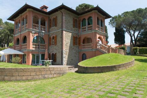 Castel Rigone圣巴托洛梅奥套房别墅的前面有草地庭院的大房子