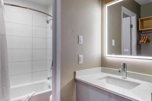 魁北克市Clarion Pointe Quebec Airport的一间带水槽和镜子的浴室