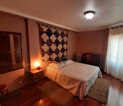 锡尼什Parfum de la Mer的一间卧室配有一张床和一面带国旗的墙壁