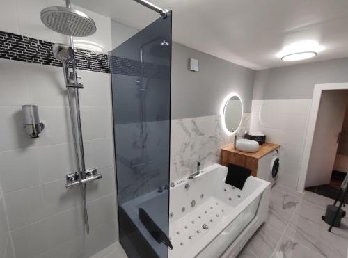 埃佩尔奈Groom Epernay - Jacuzzi & Champagne的带淋浴、浴缸和盥洗盆的浴室