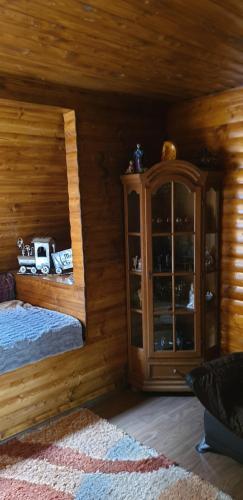 锡吉什瓦拉Cazare la Kataleya的小木屋卧室配有床和橱柜
