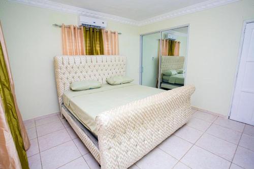 拉斯特拉纳斯Villas Garcia的一间卧室配有一张床和藤椅