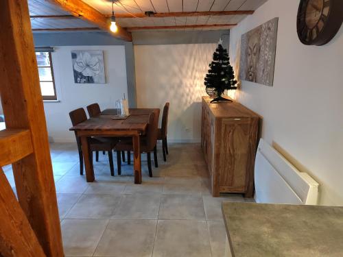 昂特赞Petite maison alsacienne的一间用餐室,里面配有桌子和圣诞树
