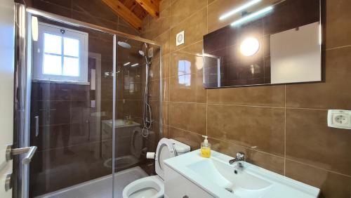 马达莱纳Villa da Silva的浴室配有卫生间、盥洗盆和淋浴。
