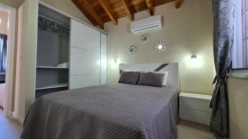 马达莱纳Villa da Silva的卧室配有一张床