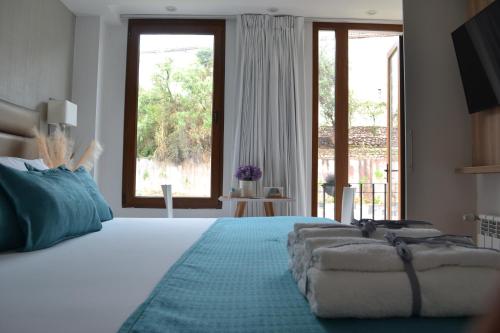 库斯科Katari Apart Hotel at Qorikancha的一间卧室设有一张大床和一个大窗户