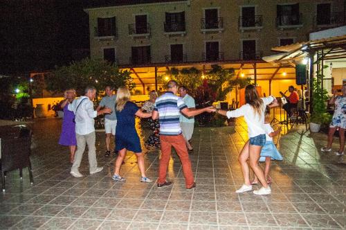 卡拉瓦杜斯卡拉瓦德兹海滩酒店的一群人晚上在街上跳舞