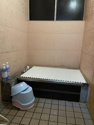 信浓奥克兰旅馆的一间小浴室,在摊位设有厕所