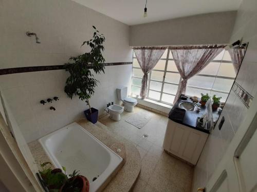 卡法亚特ND nuestro destino的浴室配有大浴缸、盥洗盆和盥洗盆。