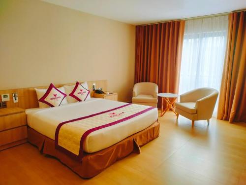 河仙VISUHA HOTEL的酒店客房带一张大床和一把椅子