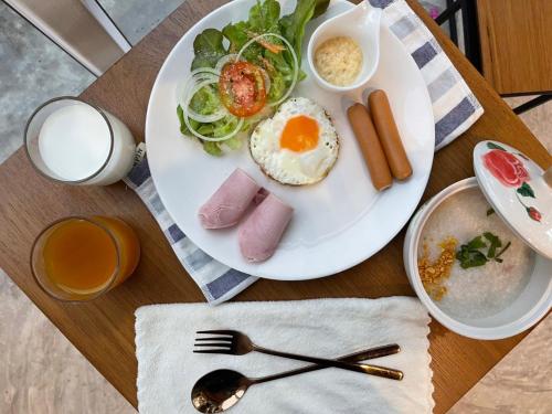 Khanong Phraสต็อกโฮม เขาใหญ่ (StockHome Khao Yai)的桌上的一盘早餐食品