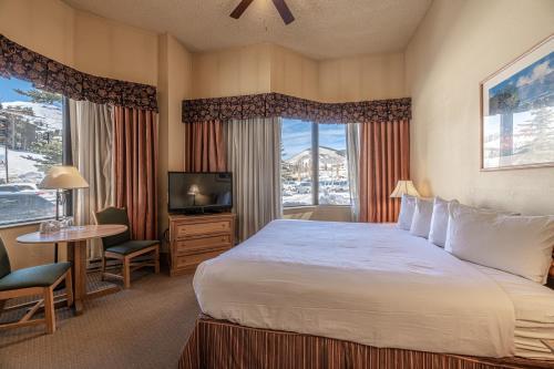 克雷斯特德比特Cozy Pet-Friendly King Studio in Mt, Crested Butte condo的酒店客房,配有床和电视