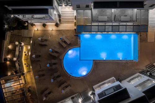 普拉基亚斯Cyano Hotel的享有游泳池的顶部景色