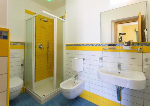 伊斯基亚卡瓦戴利索拉酒店的一间带水槽、卫生间和淋浴的浴室