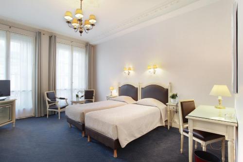 巴黎HOTEL DU PRINTEMPS的酒店客房设有两张床和电视。