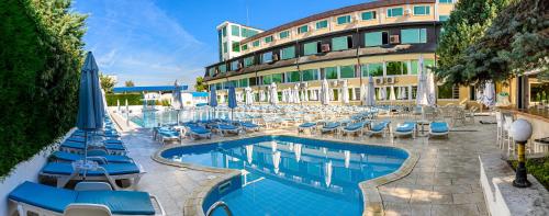 索非亚蒙特希托酒店的一座带游泳池和椅子的酒店和一座建筑