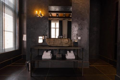鲁尔蒙德阿雷斯特之家的一间带水槽和镜子的浴室