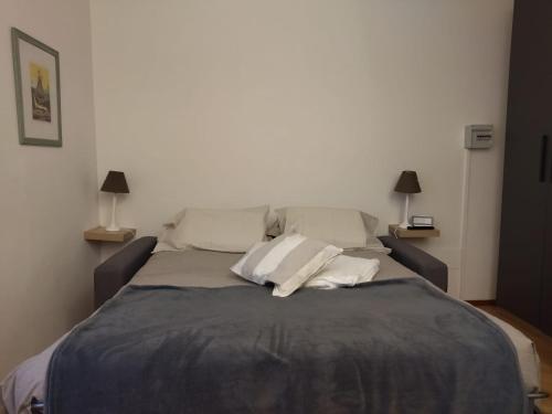 库马约尔Chezmoi的卧室内的一张带两个枕头的床