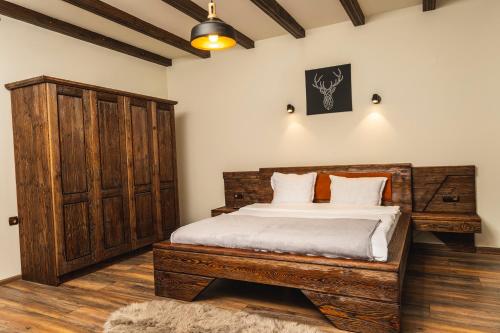 GaytaninovoMentor Resort的一间卧室配有木床和木柜