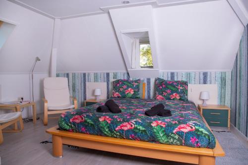 梅登布利克B en B 't Pekeltje的一间卧室配有一张带花卉床罩的床