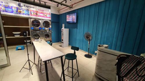 哥打京那巴鲁KK Aeropod Corner unit A near Airport and City Free Parking的一间带洗衣机、洗衣机和烘干机的房间
