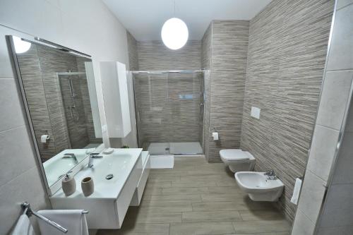 巴勒瑟Karol Airport Bari的带浴缸、卫生间和盥洗盆的浴室