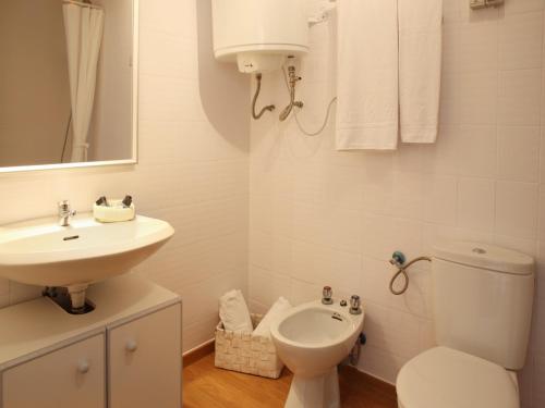 帕尔斯Casa adosada en Platja de Pals by Apartaments Golf的白色的浴室设有卫生间和水槽。