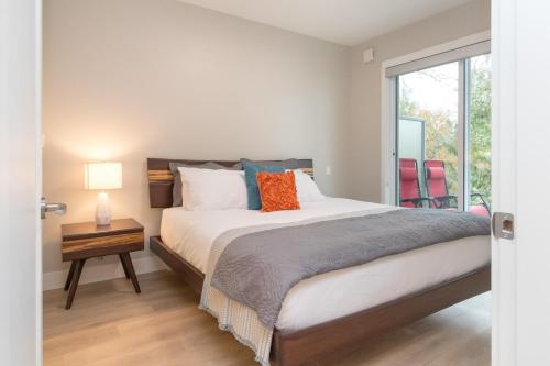 苏克Coffee With A View, Brand New One Bedroom At Sooke Harbour的一间卧室设有一张大床和一个窗户。
