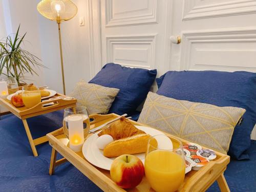 安特卫普CoCo Romantic - apartment in most trendy central hotspot of Antwerp的一张桌子上放着面包和苹果