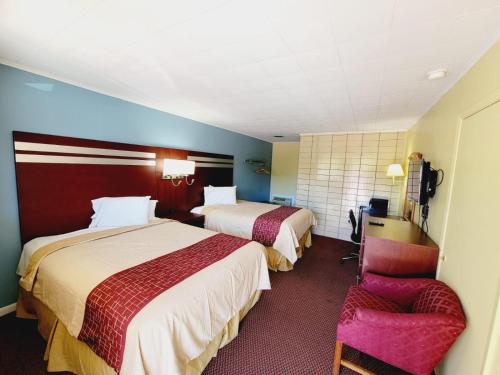 威廉斯堡巴塞特汽车旅馆的酒店客房,配有两张床和椅子