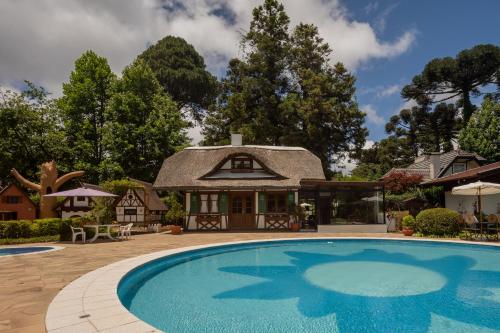 格拉玛多里塔霍普纳酒店的房屋前有游泳池的房子