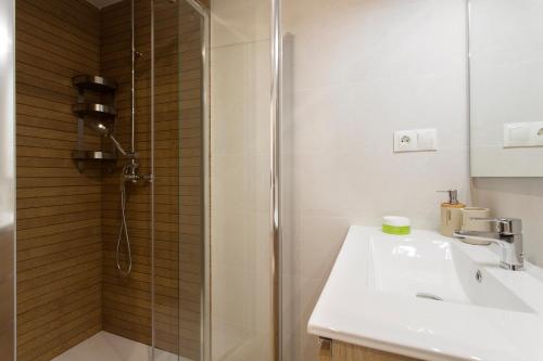 格拉纳达Apartamento Zoraida Centro的带淋浴和盥洗盆的浴室