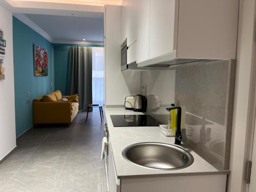 斯利马Apartments by Sliema promenade and beach的一个带水槽的厨房和一间客厅