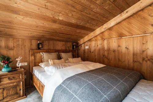 扎科帕内Górska Antresola的小木屋内一间卧室,配有一张床