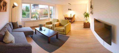 温特贝格Ferienwohnung Eschenberg的客厅配有沙发、椅子和电视