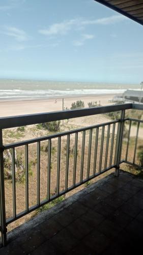 格塞尔镇Encantador departamento frente al mar 4 Amb的享有海滩美景的阳台