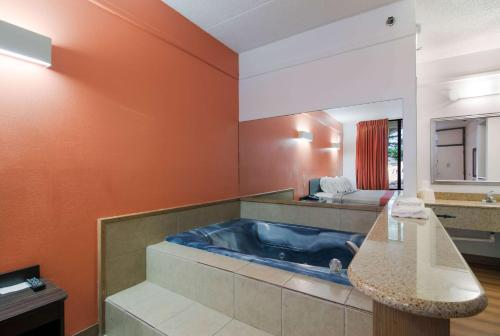 锡福德特拉华州锡福德6号汽车旅馆的一间带浴缸的浴室位于客房中间