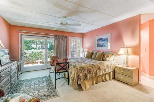 费南迪纳比奇Sailmaker的一间卧室配有一张带橙色墙壁和窗户的床
