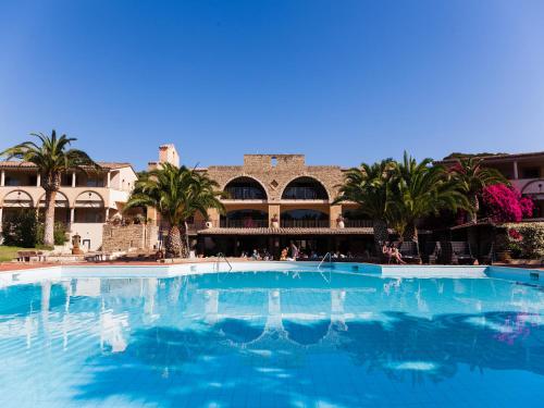 圣玛格利特迪普拉迪菲奥里海岸酒店的度假村前的大型游泳池