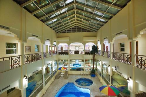 沙迦阿尔塞夫酒店的一座室内游泳池,位于一座带室内游泳池的建筑内