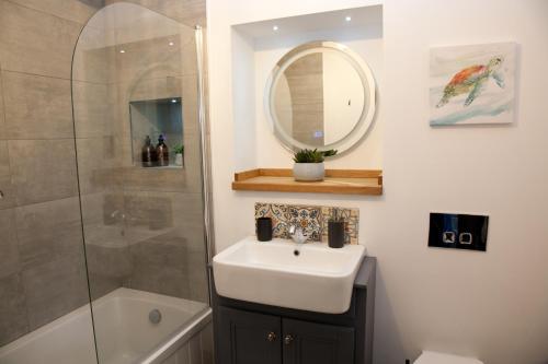 巴斯Little Elm - luxury home from home, free parking, 30-40 mins walk from Bath city centre的一间带水槽、淋浴和镜子的浴室